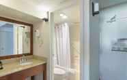 Toilet Kamar 3 Comfort Inn by the Bay