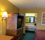 Bedroom 5 Days Inn by Wyndham Jonesboro AR