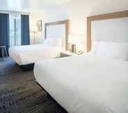 Kamar Tidur 4 Sheraton Richmond Airport Hotel