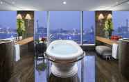 In-room Bathroom 7 Mandarin Oriental, Hong Kong