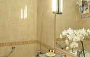 Toilet Kamar 6 Danubius Hotel Astoria City Center