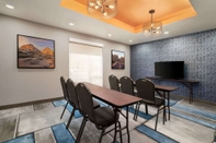 Functional Hall La Quinta Inn & Suites by Wyndham San Bernardino