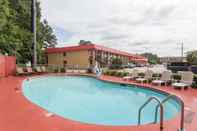 Swimming Pool Travelodge by Wyndham Savannah Area/Richmond Hill