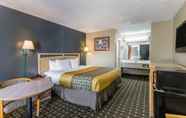 Bedroom 6 Travelodge by Wyndham Savannah Area/Richmond Hill