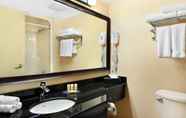 Bilik Mandi dalam Bilik 7 Comfort Inn & Conference Centre Toronto Airport