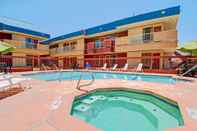 Kolam Renang Ramada by Wyndham El Paso