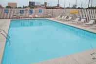 Swimming Pool La Quinta Inn by Wyndham Columbus Airport Area