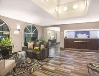 Lobi 2 La Quinta Inn & Suites by Wyndham Fort Lauderdale Tamarac