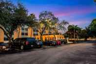 Common Space La Quinta Inn & Suites by Wyndham Fort Lauderdale Tamarac