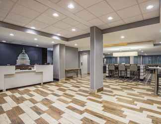 Lobby 2 La Quinta Inn & Suites by Wyndham DC Metro Capital Beltway