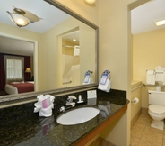 In-room Bathroom 2 Best Western Coach House