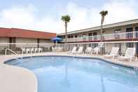 Swimming Pool Howard Johnson by Wyndham Valdosta