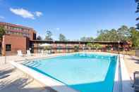 สระว่ายน้ำ Days Inn & Suites by Wyndham Tallahassee Conf Center I-10