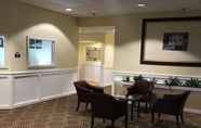 Lobby 6 Days Inn & Suites by Wyndham Tallahassee Conf Center I-10
