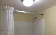 In-room Bathroom 7 Days Inn by Wyndham Port Charlotte/Punta Gorda