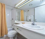 In-room Bathroom 6 Travelodge by Wyndham Cleveland Airport