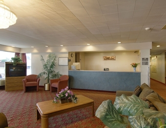 Lobby 2 Travelodge by Wyndham Cleveland Airport