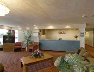 Sảnh chờ 2 Travelodge by Wyndham Cleveland Airport