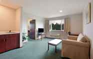 Common Space 7 Days Inn by Wyndham Seatac Airport