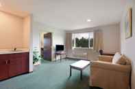 Common Space Days Inn by Wyndham Seatac Airport