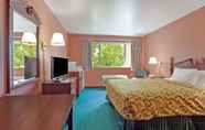 Bedroom 4 Days Inn by Wyndham Seatac Airport