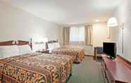Bedroom 6 Days Inn by Wyndham Seatac Airport