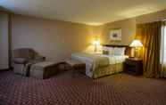 Bilik Tidur 6 Ramada Hotel & Convention Center by Wyndham Topeka Downtown