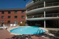 Swimming Pool Ramada Hotel & Convention Center by Wyndham Topeka Downtown