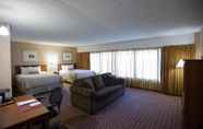 Kamar Tidur 5 Ramada Hotel & Convention Center by Wyndham Topeka Downtown