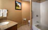 In-room Bathroom 7 Best Western Rockland