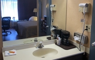 In-room Bathroom 4 Express Airport Inn