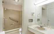 In-room Bathroom 5 Days Inn by Wyndham Bedford