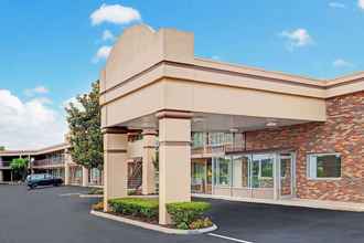 Bangunan 4 Days Inn by Wyndham Clarksville TN