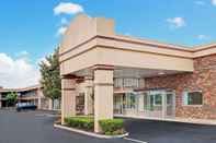 Exterior Days Inn by Wyndham Clarksville TN