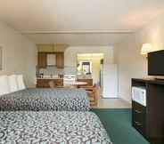 Bedroom 4 Days Inn by Wyndham Clearwater/Gulf to Bay