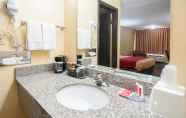 In-room Bathroom 2 Econo Lodge Rolla I-44 Exit 184 Near Missouri University of Science and Technology