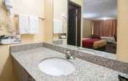 In-room Bathroom 5 Econo Lodge Rolla I-44 Exit 184 Near Missouri University of Science and Technology