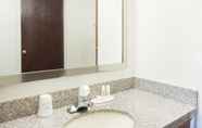 In-room Bathroom 6 Days Inn & Suites by Wyndham Bridgeport - Clarksburg