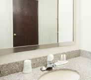 In-room Bathroom 6 Days Inn & Suites by Wyndham Bridgeport - Clarksburg