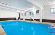 Swimming Pool 7 Days Inn & Suites by Wyndham Bridgeport - Clarksburg