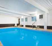 Swimming Pool 7 Days Inn & Suites by Wyndham Bridgeport - Clarksburg