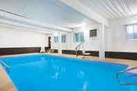 Swimming Pool Days Inn & Suites by Wyndham Bridgeport - Clarksburg