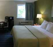 Bedroom 3 Days Inn & Suites by Wyndham Bridgeport - Clarksburg