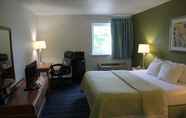 Bedroom 2 Days Inn & Suites by Wyndham Bridgeport - Clarksburg