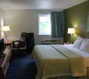 Bedroom 2 Days Inn & Suites by Wyndham Bridgeport - Clarksburg