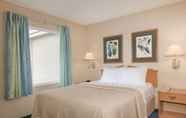 Bedroom 5 Days Inn & Suites by Wyndham Bridgeport - Clarksburg