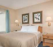 Bedroom 5 Days Inn & Suites by Wyndham Bridgeport - Clarksburg