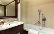 In-room Bathroom 4 Hotel Barsey by Warwick