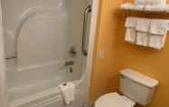 In-room Bathroom 3 Days Inn & Suites by Wyndham Albany