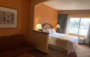 Bedroom 5 Days Inn & Suites by Wyndham Albany